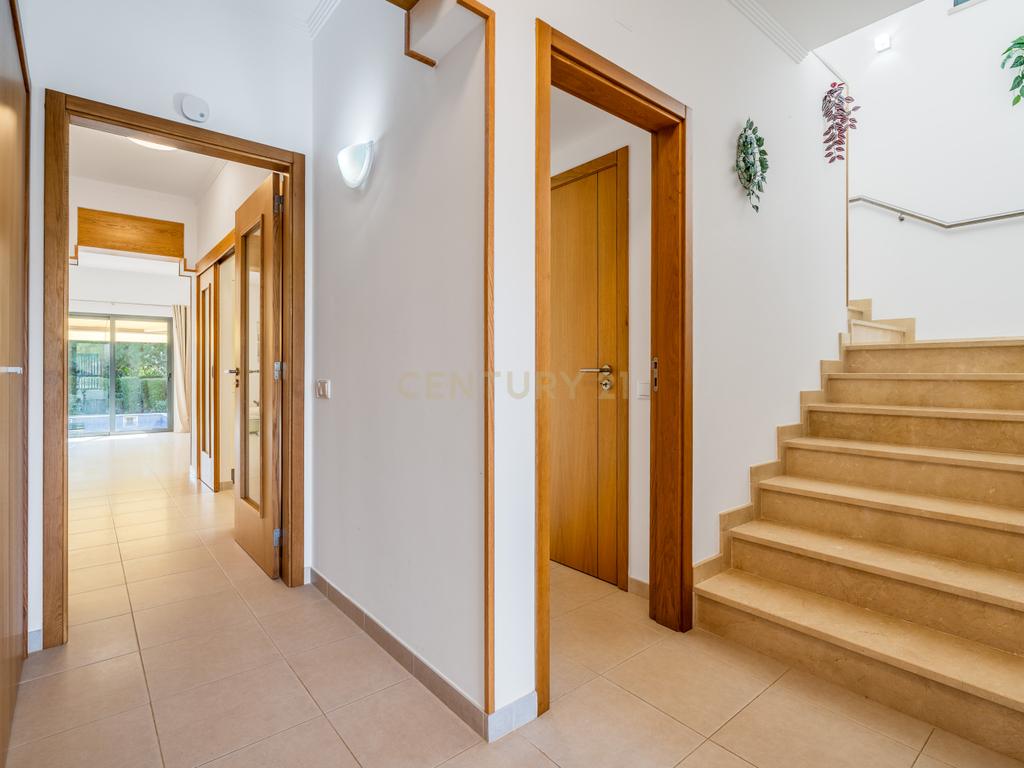 Moradia Unifamiliar de Prestígio | Quinta dos Álamos I Guia – Albufeira | T5 | Piscina | Jardim - Image 16