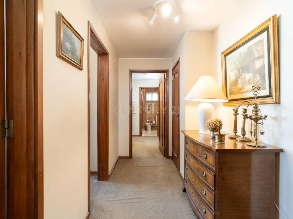 Apartamento T4 transformado em T3, com Arrecadação e Garagem – Rua Alves Redol, Porto - Image 20
