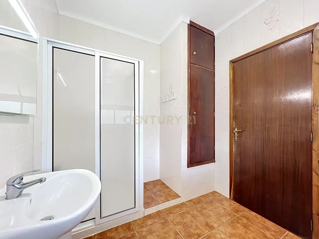 Fotografia 11 de Moradia T2 com Duas Entradas Distintas e Potencial para Segundo Apartamento | Cabouco