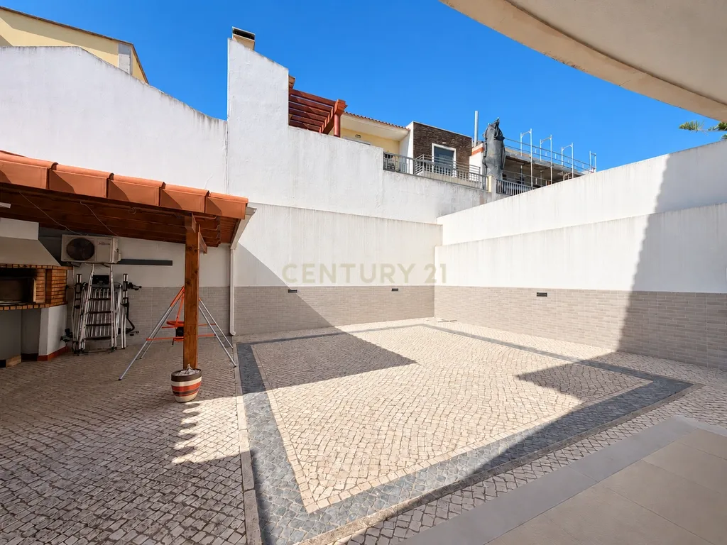 Moradia T4 com Sótão Aproveitado, Garagem e 247 m² de Construção | Santa Iria de Azóia - Image 59