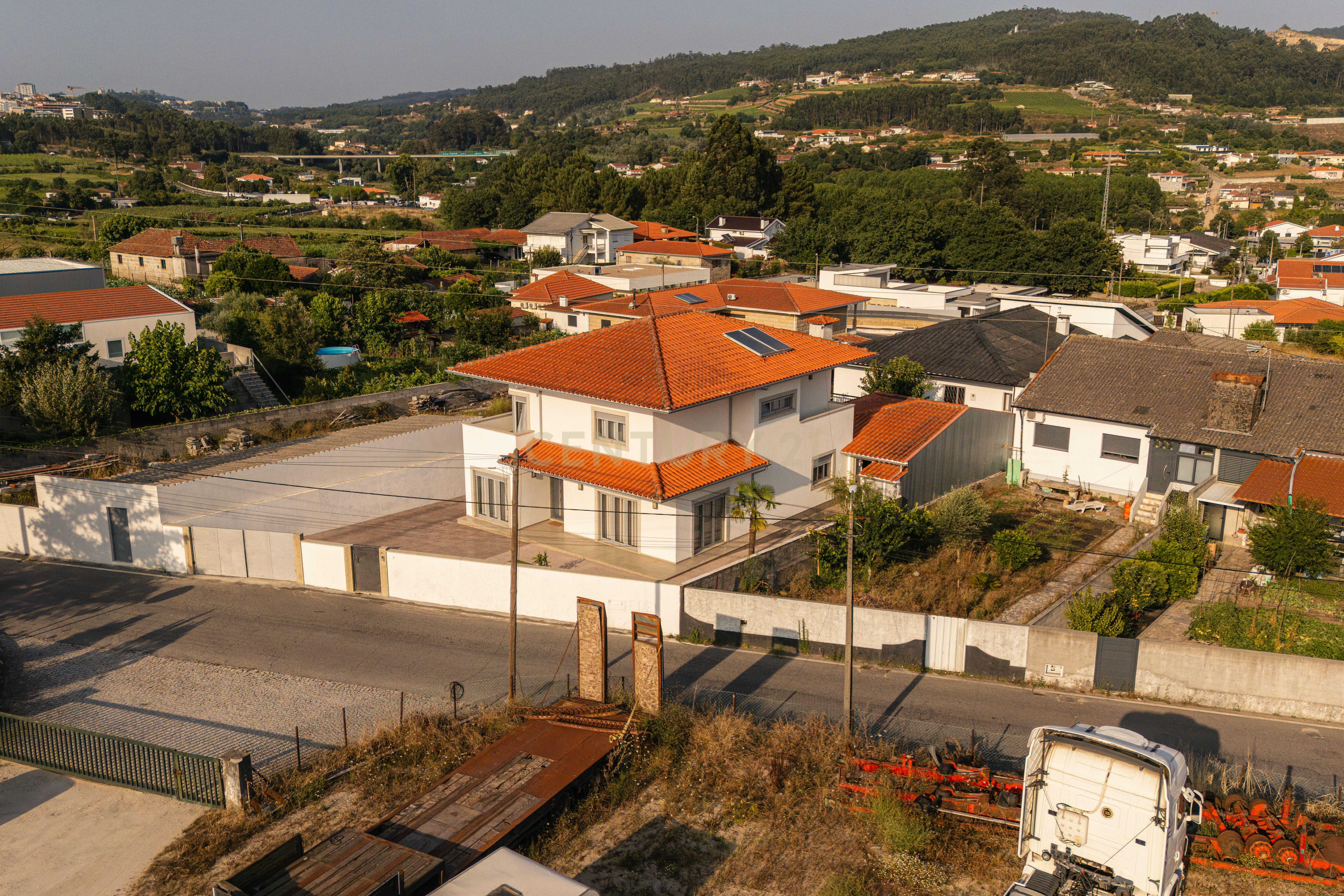 Fotografia 6 de Moradia T4 de Quatro Frentes com Áreas Generosas no Coração de Guilhufe, Penafiel