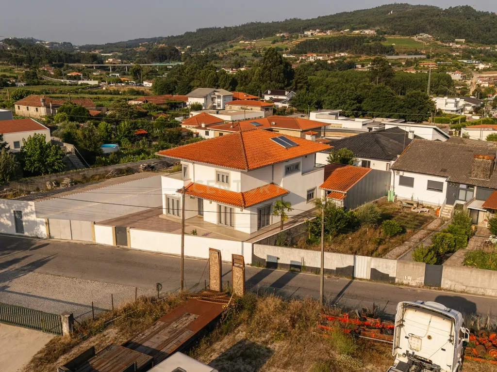 Moradia T4 de Quatro Frentes com Áreas Generosas no Coração de Guilhufe, Penafiel - Image 6