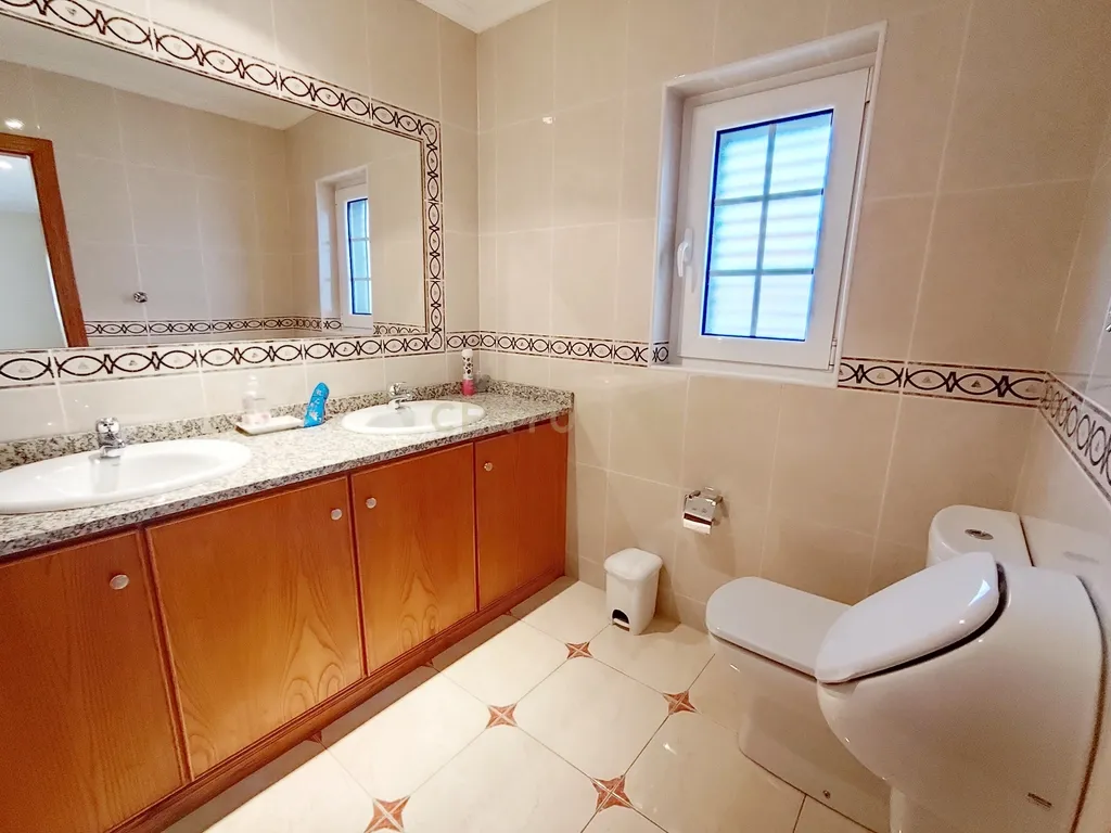Luxuosa Moradia em Vale de Anta, Chaves - 4 Quartos e Piscina - Image 9