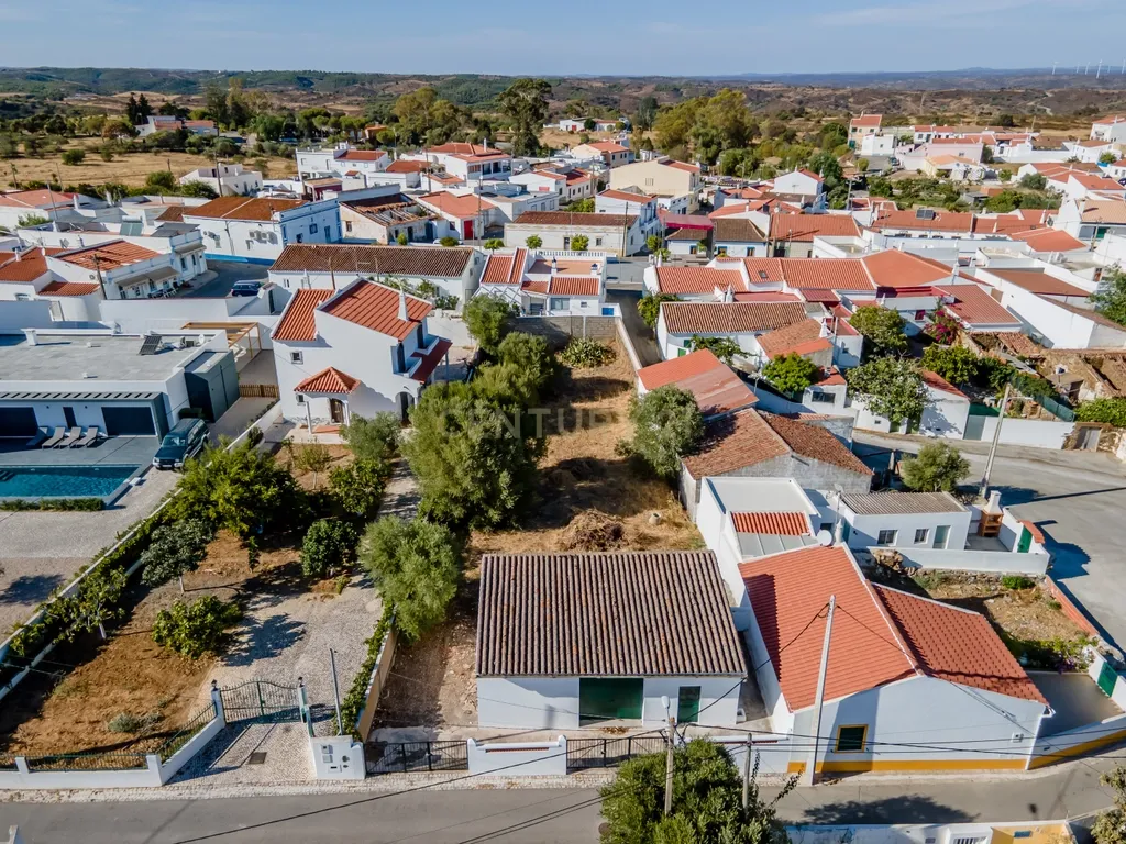 Armazém com Quintal Murado em Terreno Urbano de 632m² - Image 2