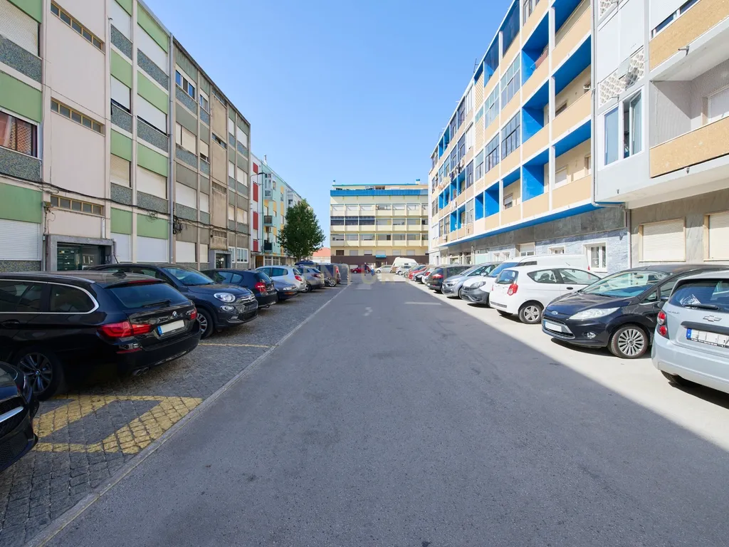 T0 totalmente reabilitado com 66 m² e potencial para T2 | Barreiro - Image 12