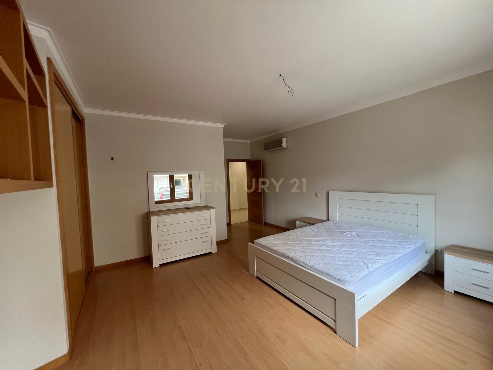 Apartamento T4 no Entroncamento – Rés do chão com terraço - Image 8