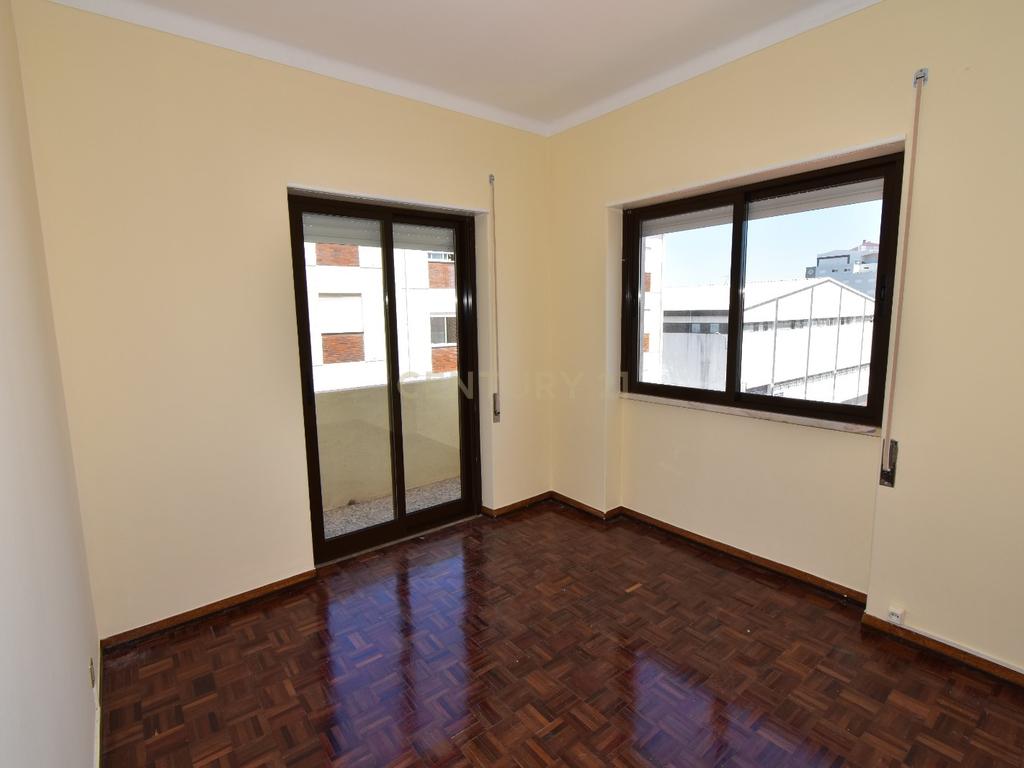 Apartamento T3 em Excelente Estado – Localização Central e Ótima Exposição Solar - Image 12