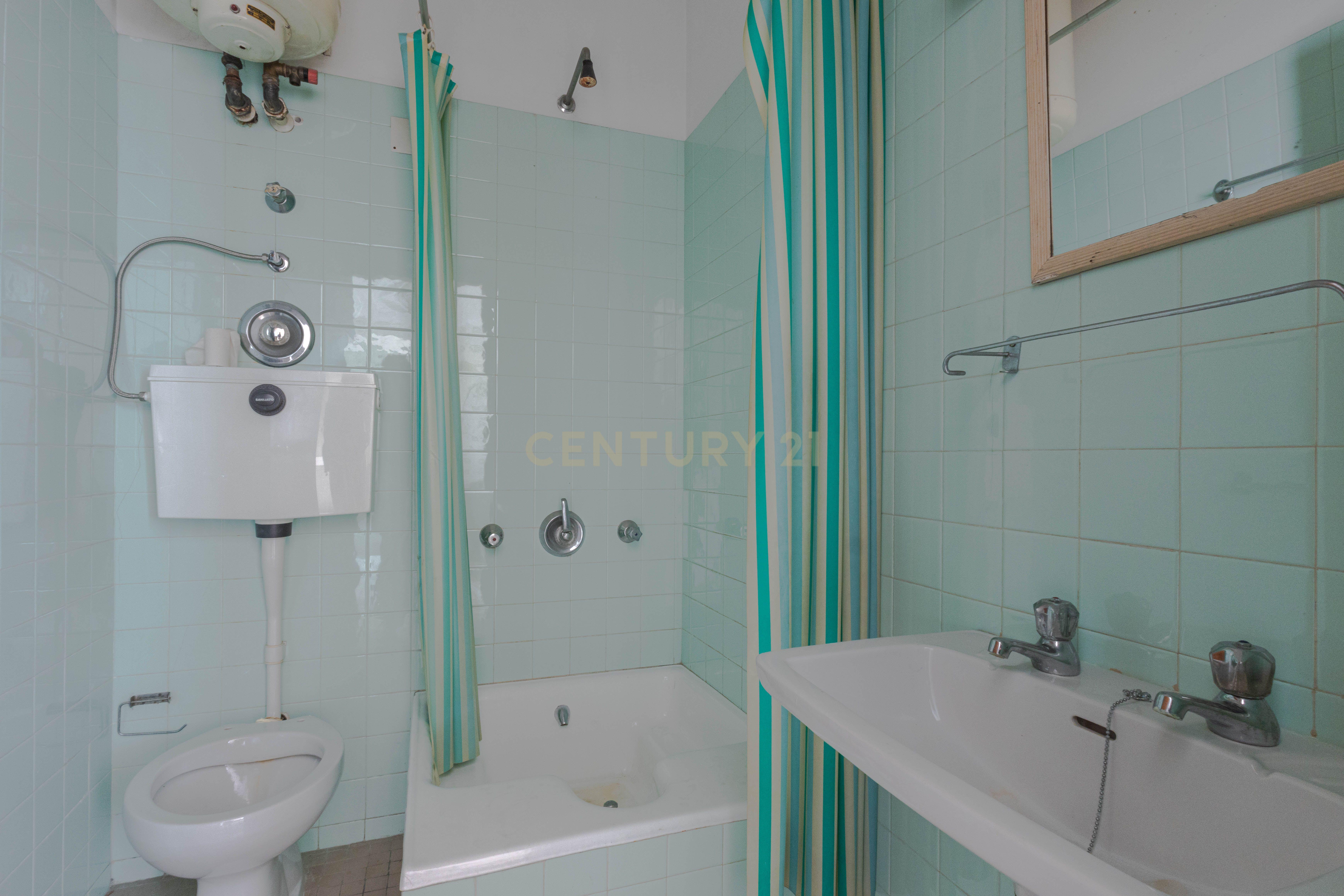 Fotografia 11 de Apartamento T4  Construção Ferreira do Santos 2 lugares de garagem +arrumos  na Avenida Fernão de Magalhães — Espaço, Potencial e Distinção no Coração da Cidade