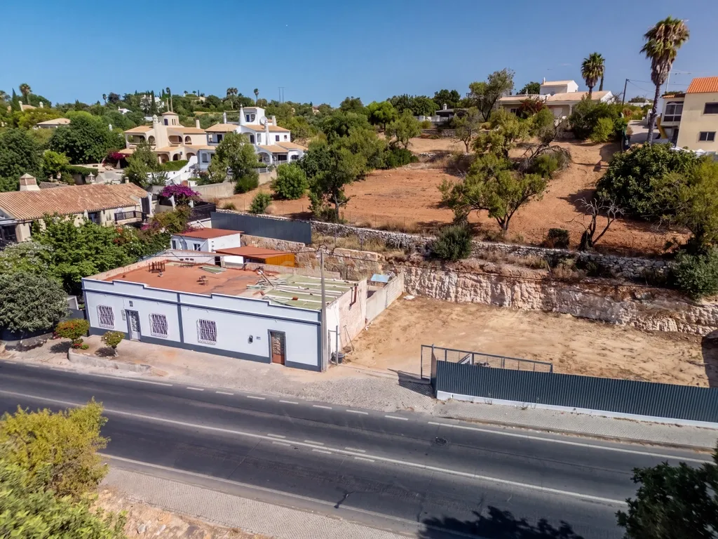 Moradia contemporânea em reconstrução em Vale Formoso, Loulé - Image 19