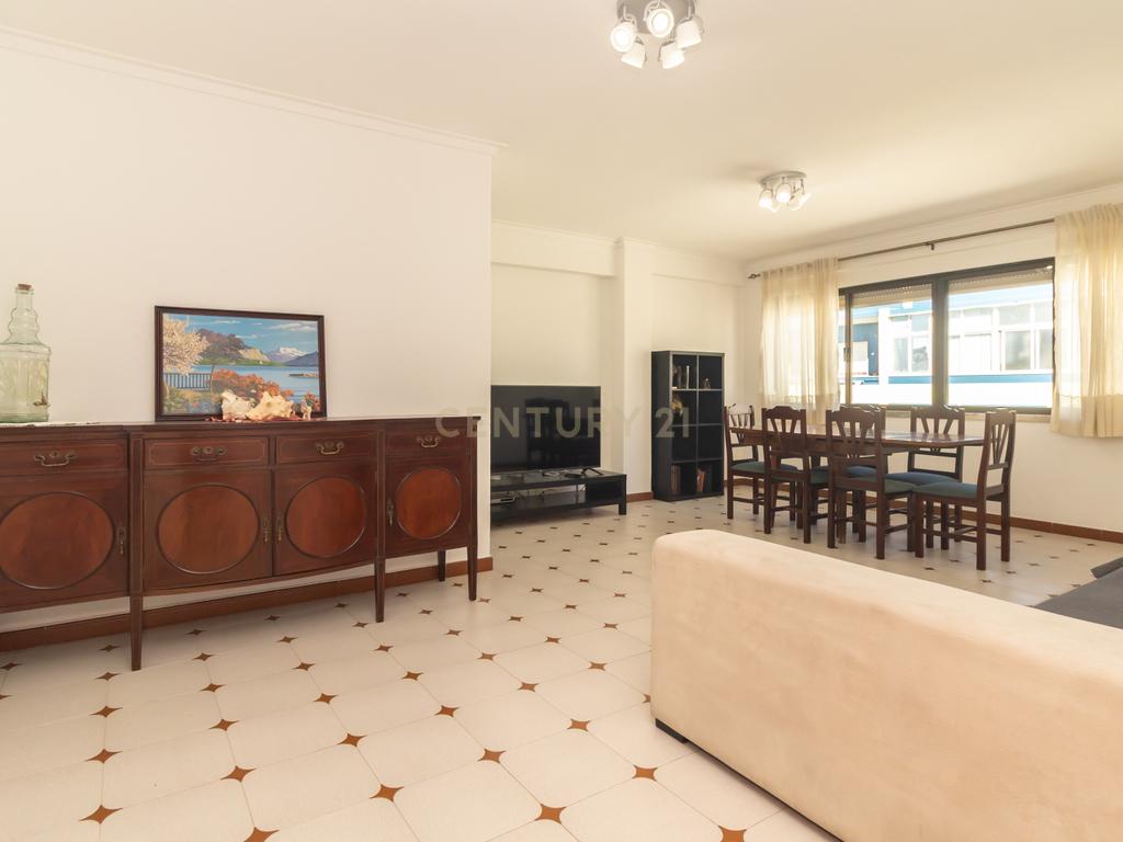 Apartamento T2 de 98m2 com Excelentes Áreas e 2 WC no Centro da Costa da Caparica - Image 6