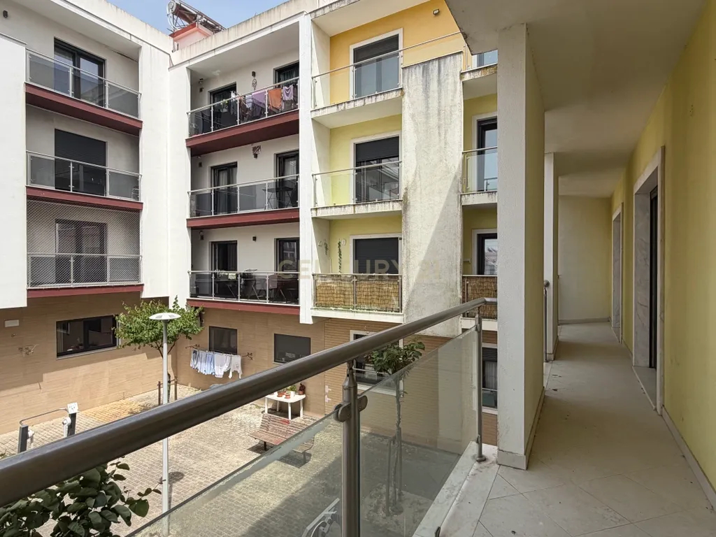 Apartamento T3 com Duas Varandas e Arrecadação, no Pinhal Novo - Image 11