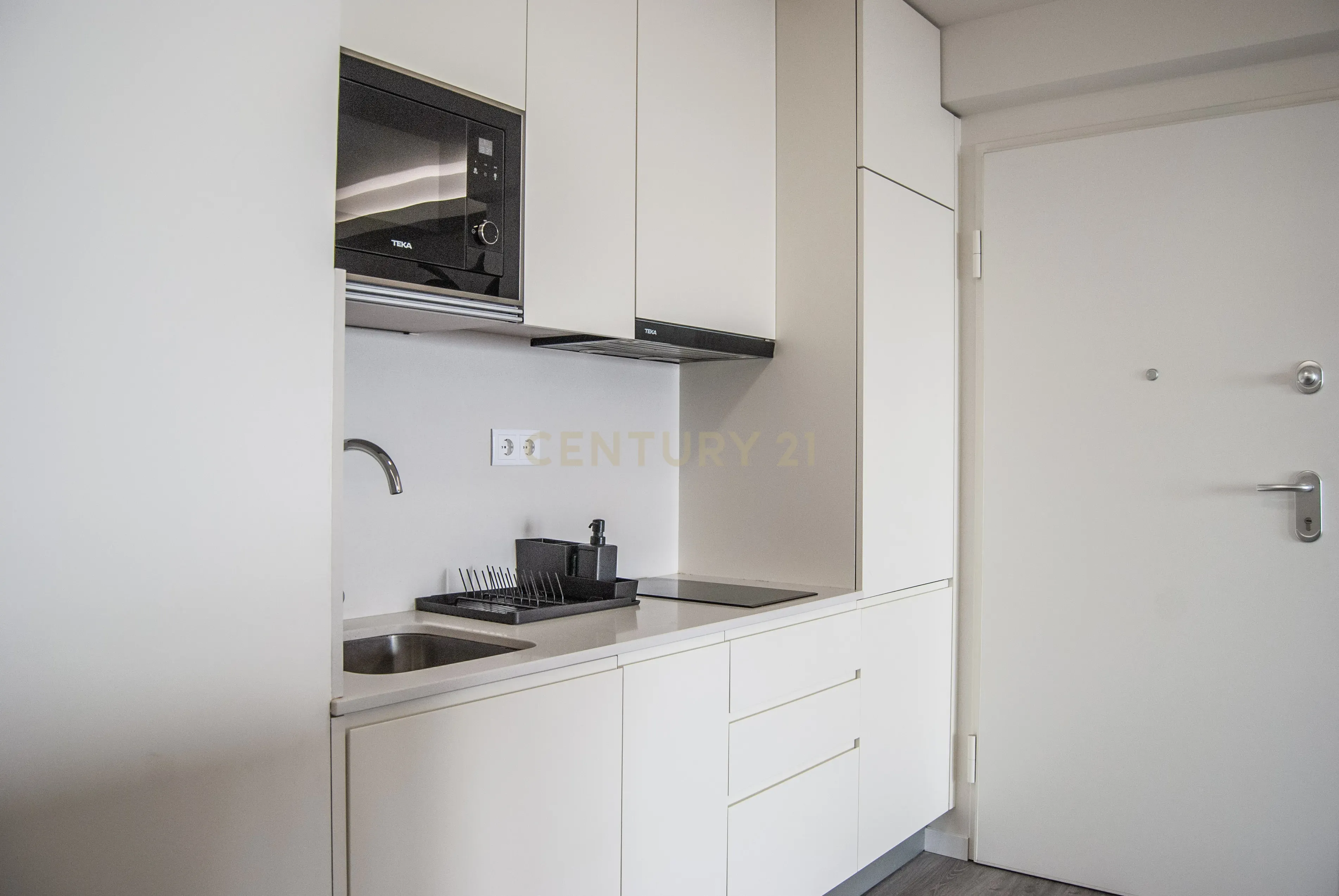 Apartamento T0 Mobilado com varanda - Zona central de Aveiro - Image 4