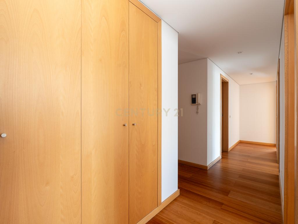 Excelente Apartamento T2 em Braço de Prata - Image 10