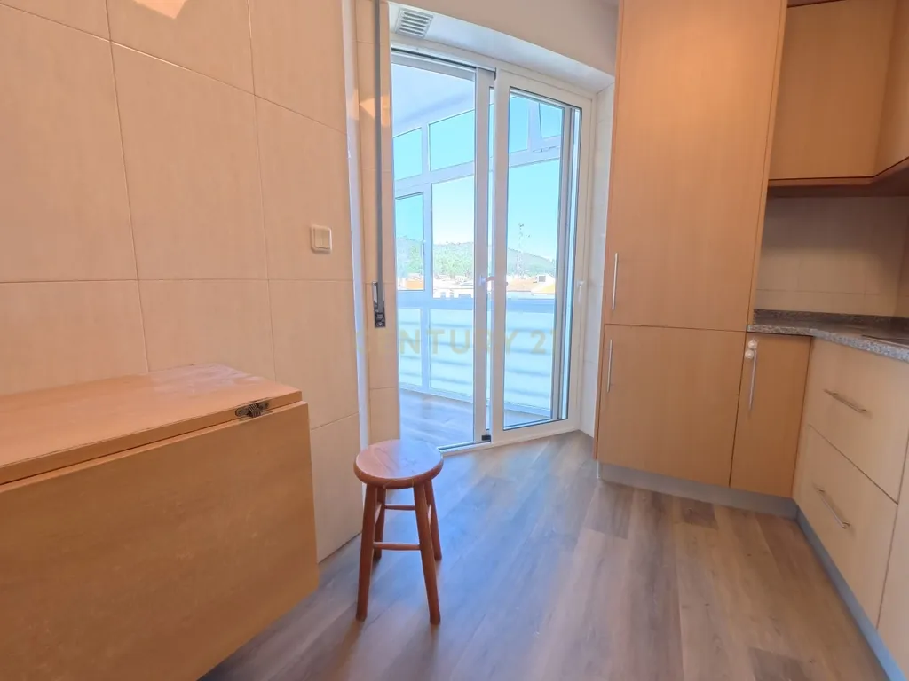T2 Renovado com Garagem Fechada e 2 Varandas — Palmeira de Faro, Esposende - Image 14