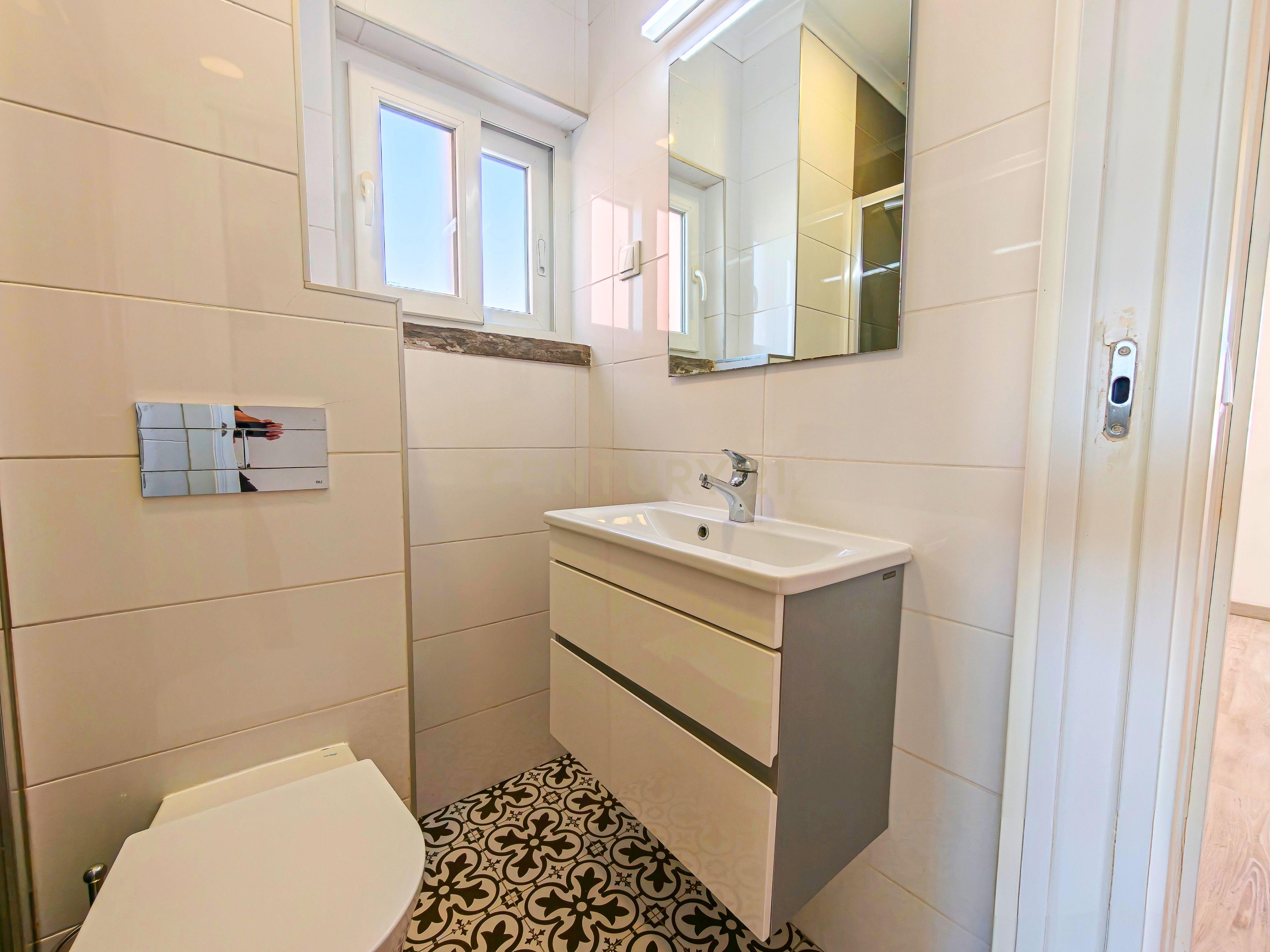 Fotografia 4 de T2 Duplex Remodelado com Espaço Extra no Sótão em Benfica