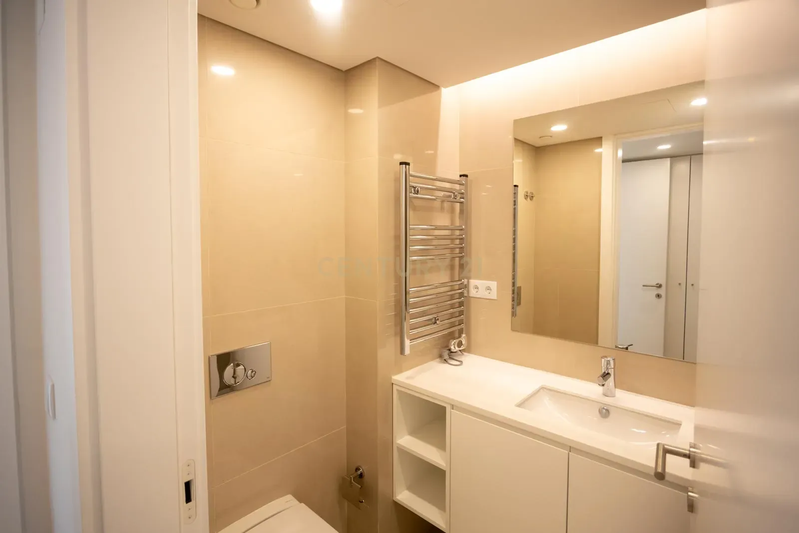 Fotografia 6 de Apartamento T3 com estacionamento e piscina - Areeiro