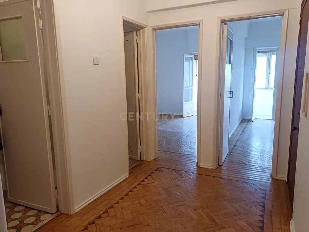 Apartamento T2, recentemente renovado, no Lumiar Lisboa - Image 3