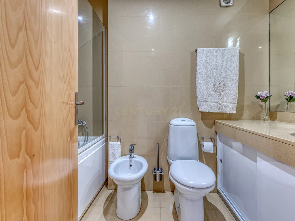 Apartamento T2+1 Duplex em condomínio fechado a 600m da praia - Image 20