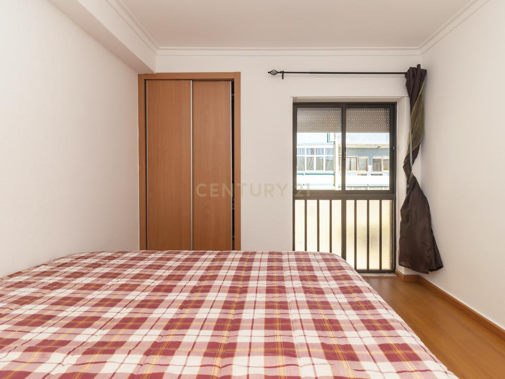 Apartamento T2 de 98m2 com Excelentes Áreas e 2 WC no Centro da Costa da Caparica - Image 26