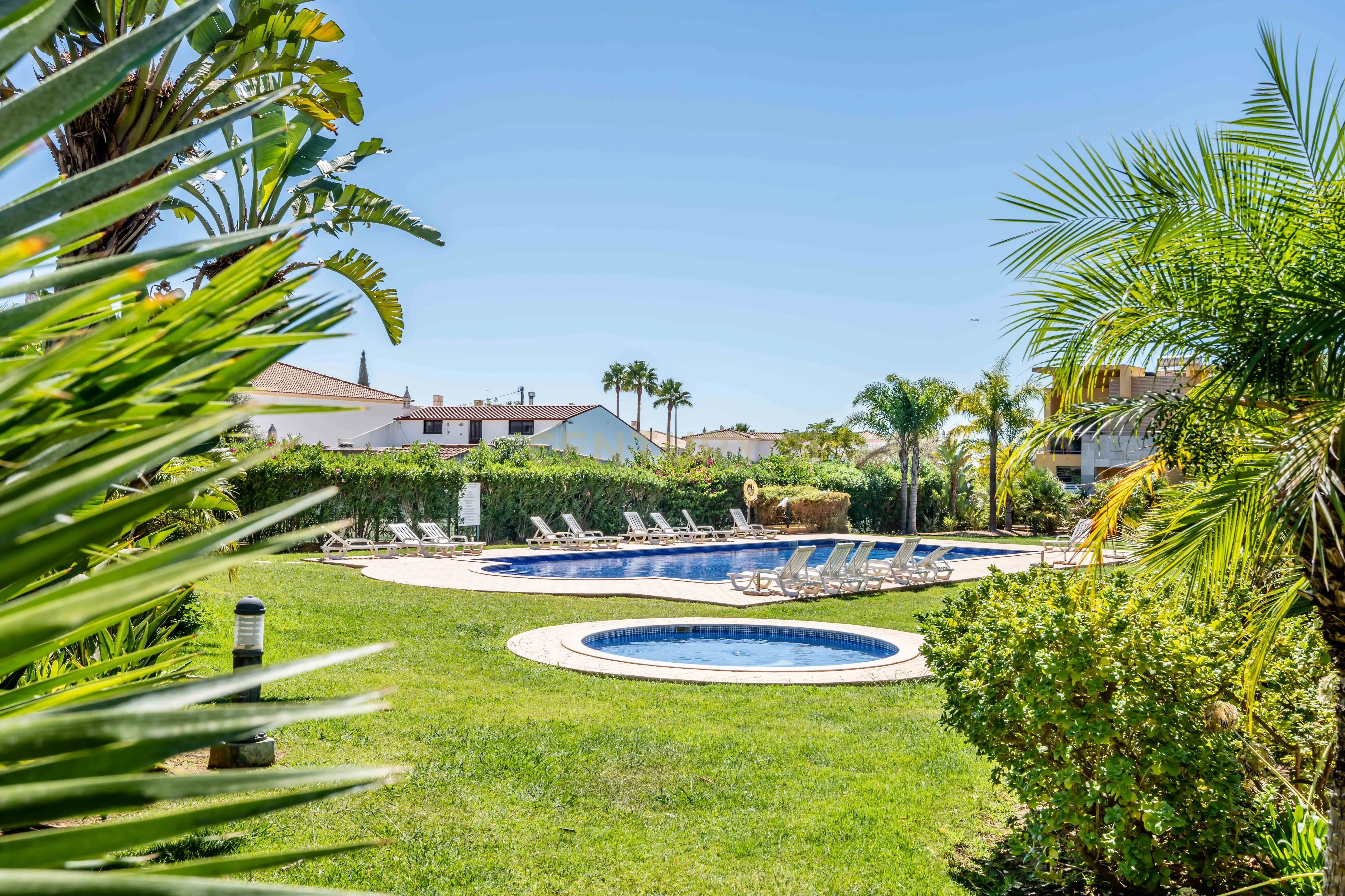 Fotografia 4 de 7 KM DAS PRAIAS DE ALBUFEIRA V3 COM JARDIM PRIVADO E PISCINA COMUM, GARAGEM EM BOX