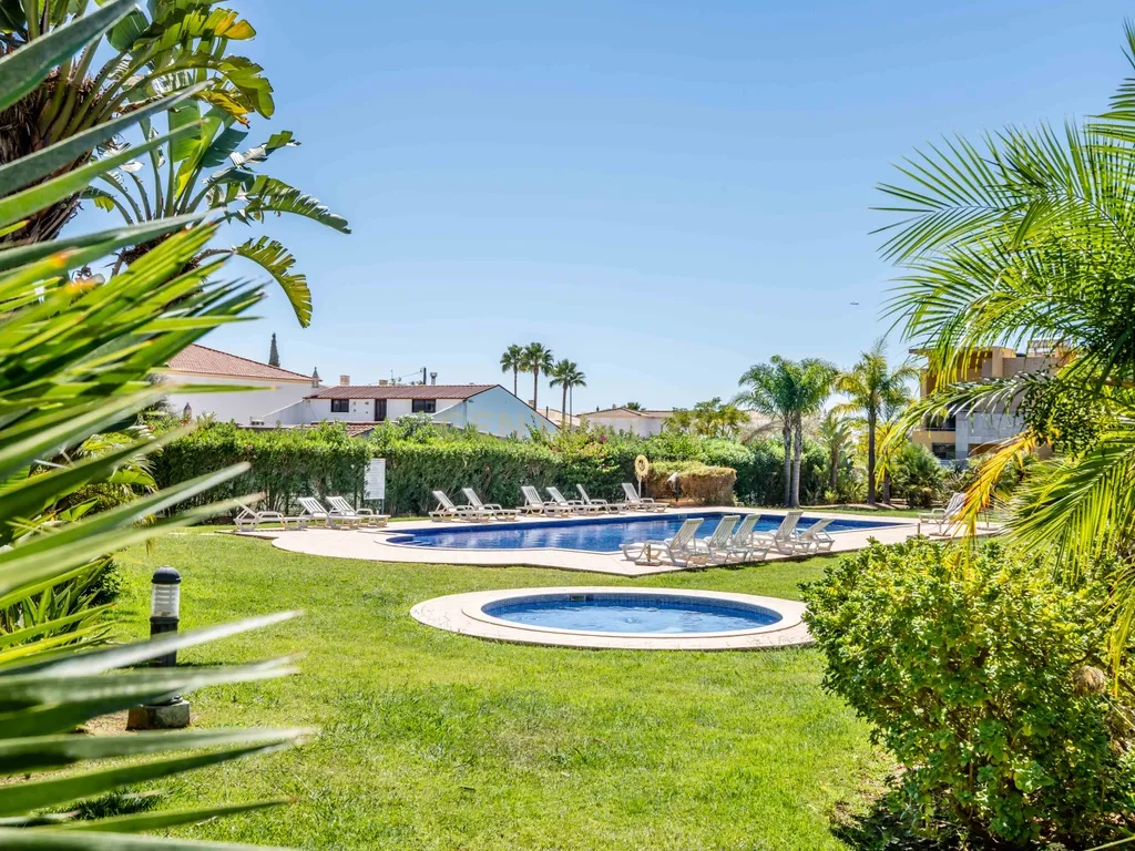 7 KM DAS PRAIAS DE ALBUFEIRA V3 COM JARDIM PRIVADO E PISCINA COMUM, GARAGEM EM BOX - Image 4