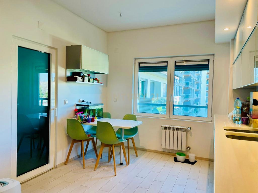 Excelente Apartamento T3 com 185 m² para Arrendamento em Telheiras – Rua António Quadros - Image 7