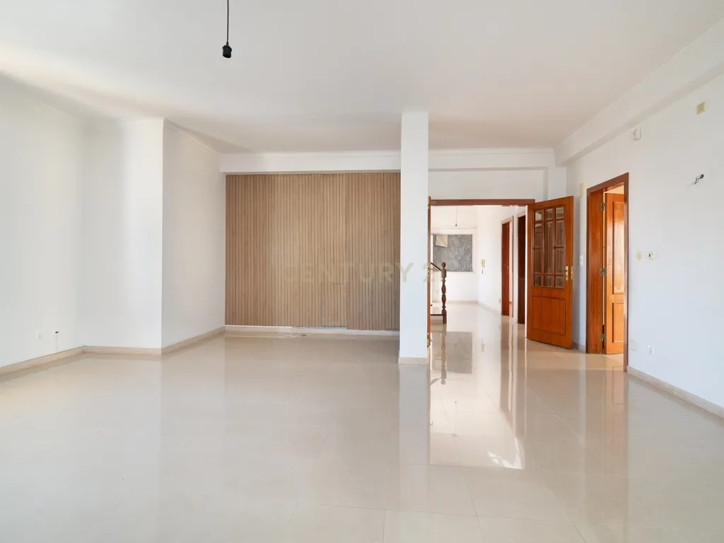 Moradia T4+1 | 368 m² | Garagem para 4 Viaturas | Casal do Bispo, Famões - Image 21