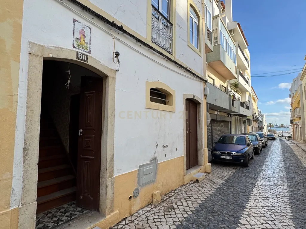 Apartamento com Projeto Aprovado e Vista para a Cidade em Portimão - Image 3