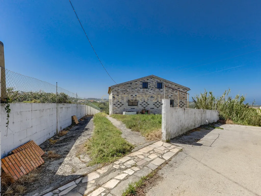 Moradia com Terreno Amplo e Vista Mar na Carvoeira - Image 39