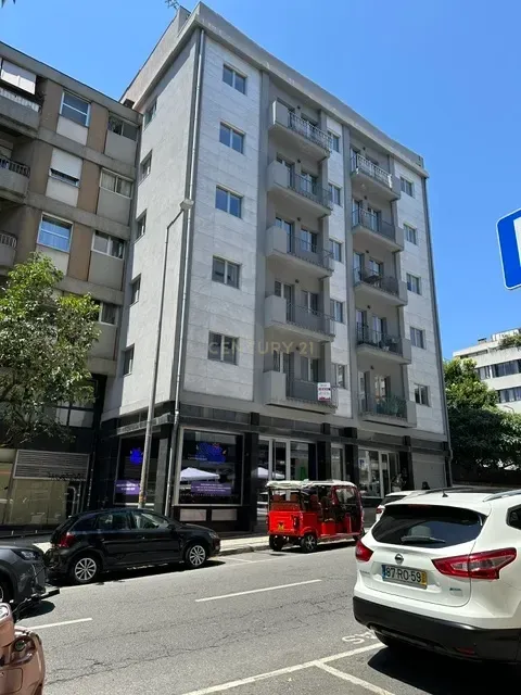 T3 Novo com Garagem para Arrendamento no Centro do Porto - Image 17