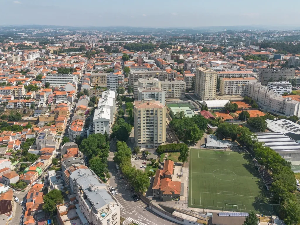 Apartamento T4 transformado em T3, com Arrecadação e Garagem – Rua Alves Redol, Porto - Image 2