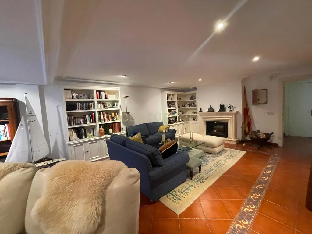 Luxuosa Moradia Renovada em Madrid com Vista para a Cidade - Image 4