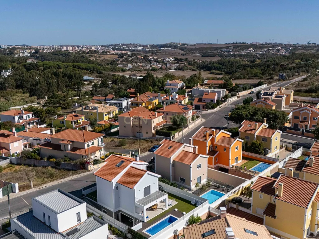 Moradia Independente T4+1 com Piscina, 321 m² de Construção e Garagem para 5 Viaturas | Albarraque, Rio de Mouro - Image 51