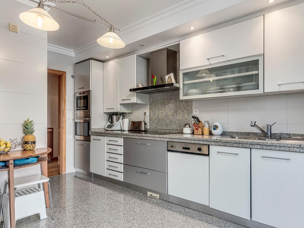 Apartamento T4 em Alfragide com Vista e Excelentes Acabamentos - Image 5