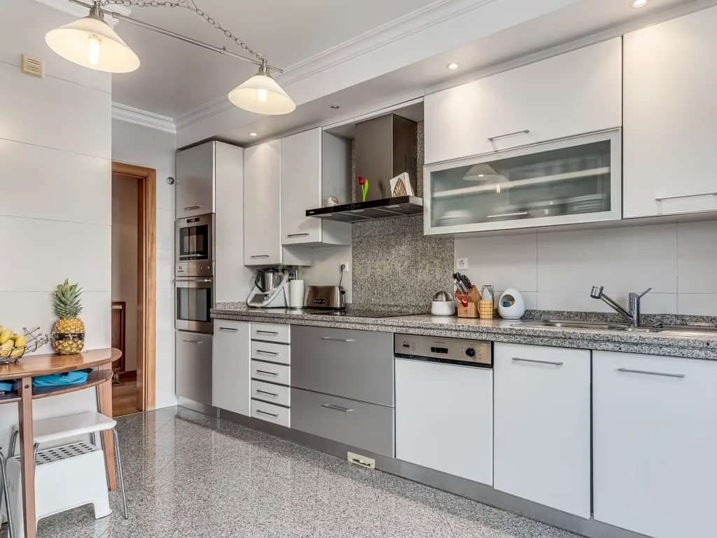 Apartamento T4 em Alfragide com Vista e Excelentes Acabamentos - Image 5