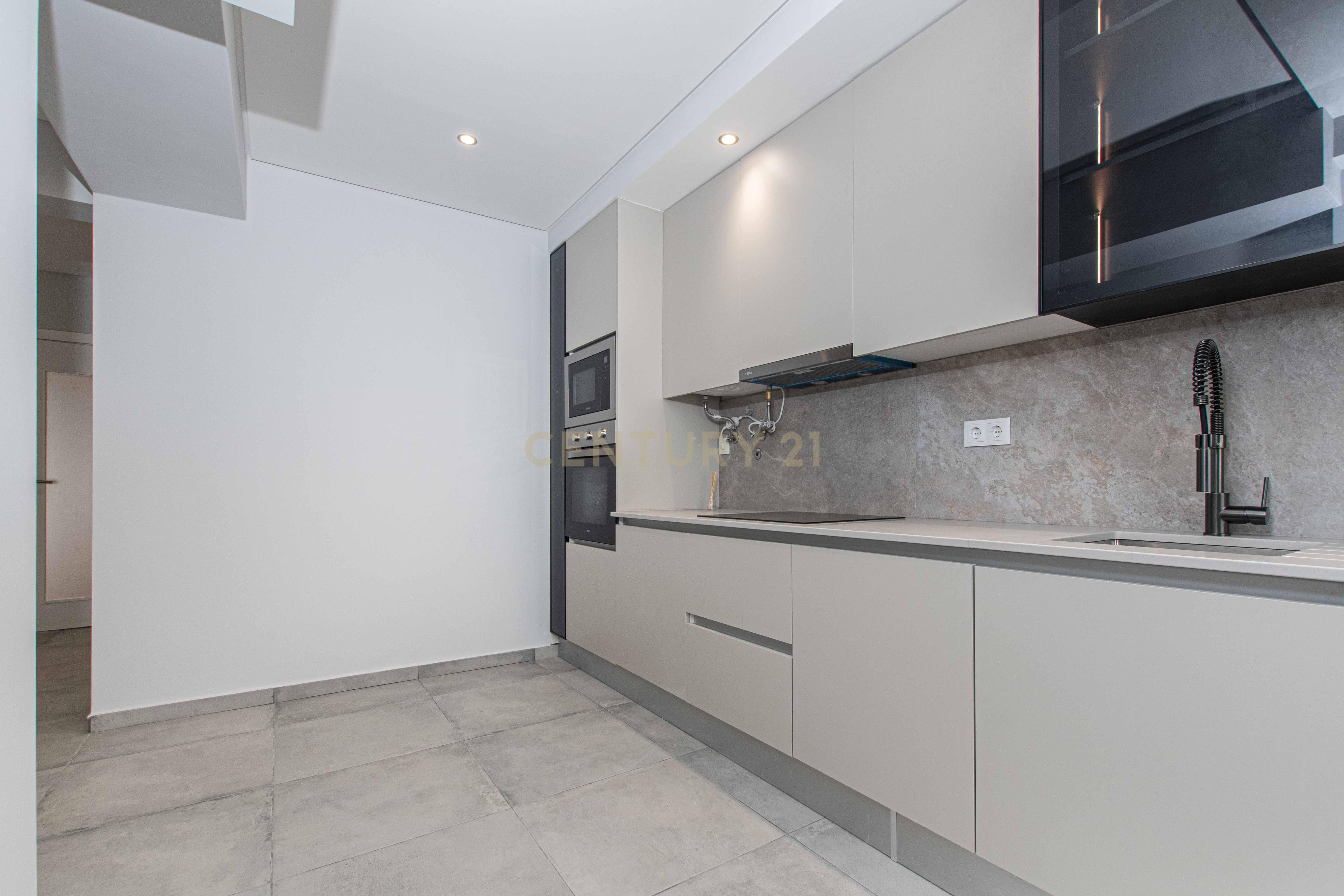 T3 Totalmente Remodelado com Vista Rio | Cacilhas, Almada
