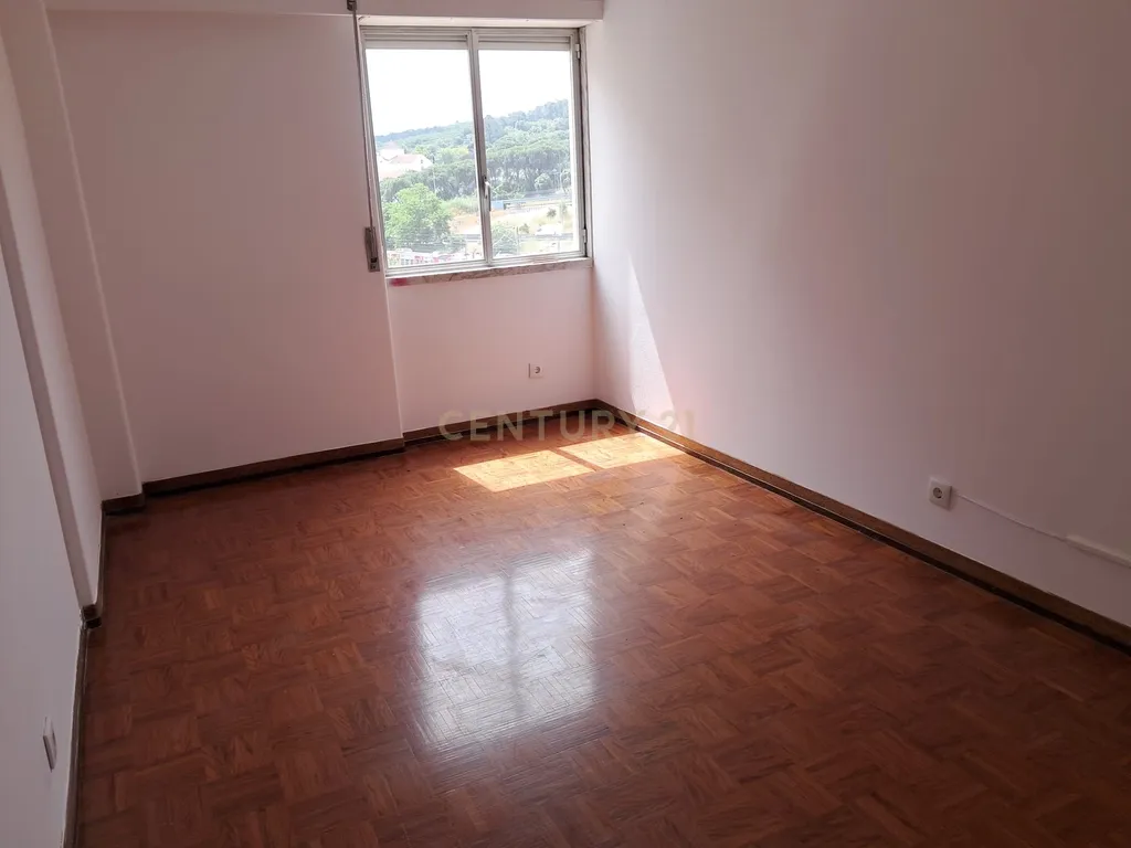 Apartamento T3 para arrendar – Entrada imediata - em Lisboa/ Benfica com garagem - Image 4