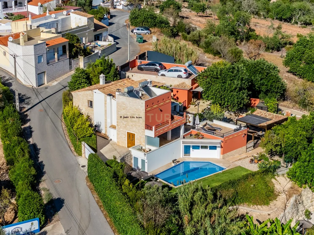 Propriedade com três habitações, piscina aquecida e sauna, num terreno de 10.000 m² - Image 1