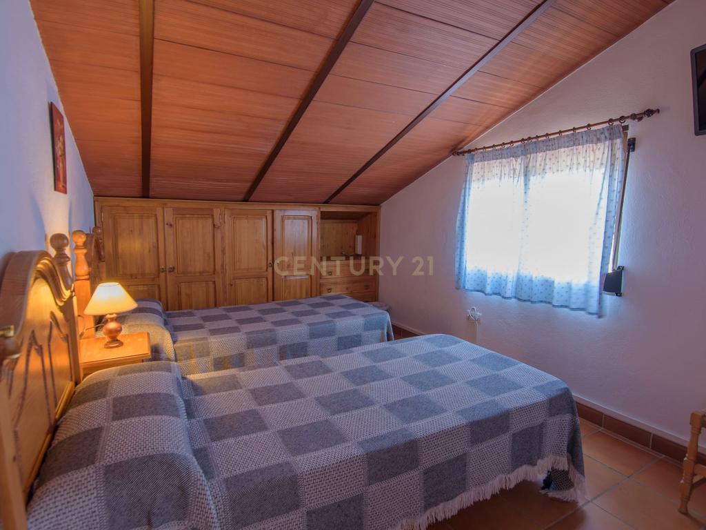 Uma propriedade rural rodeada pela natureza com uma casa de dois andares, piscina privada vedada e terraço para banhos de sol, licença turística, um olival produtivo, instalações para animais adaptáveis ​​e acesso pavimentado a apenas 10 minutos de Ronda. - Image 31
