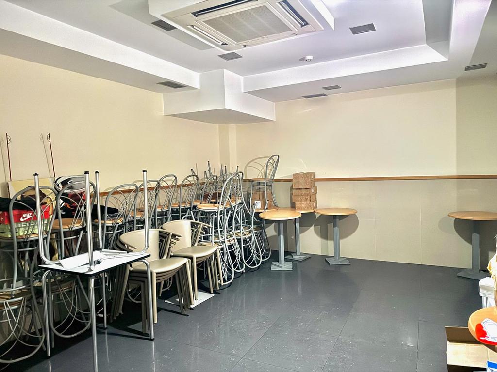 Café/Restaurante com 2 Armazéns e Loja Independente na Av. da República, Gaia - Image 24
