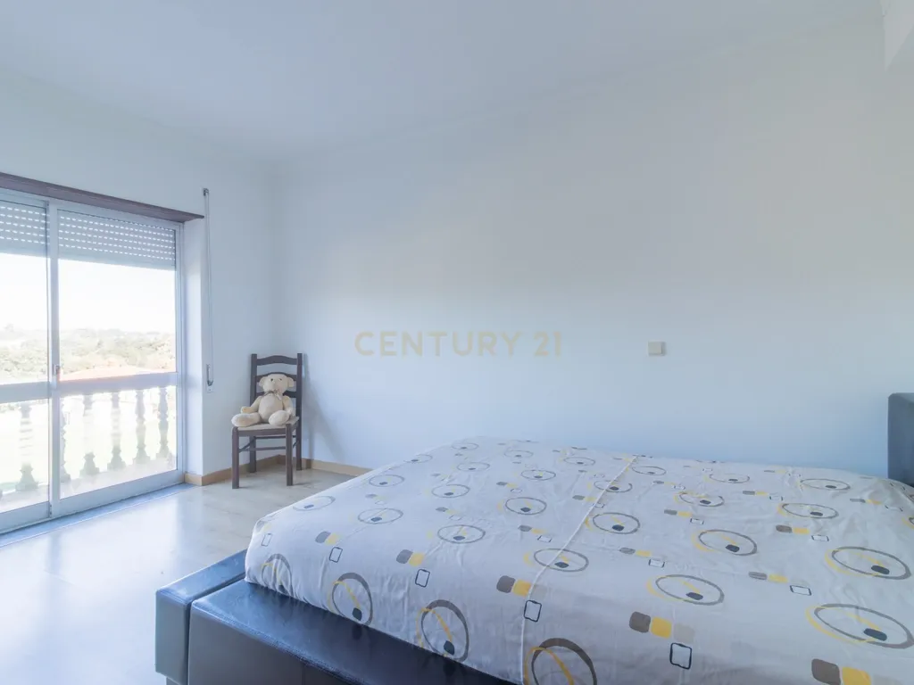 Moradia multifamiliar com rendimento imediato | 2.000 m² de terreno | A apenas 4,5 km de Fátima - Image 31