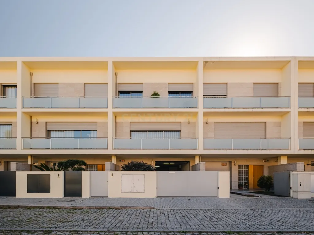 Moradia T4 com 255 m², Suíte Generosa, Jardim e Garagem para 3+ Viaturas | Astromil, Paredes - Image 61