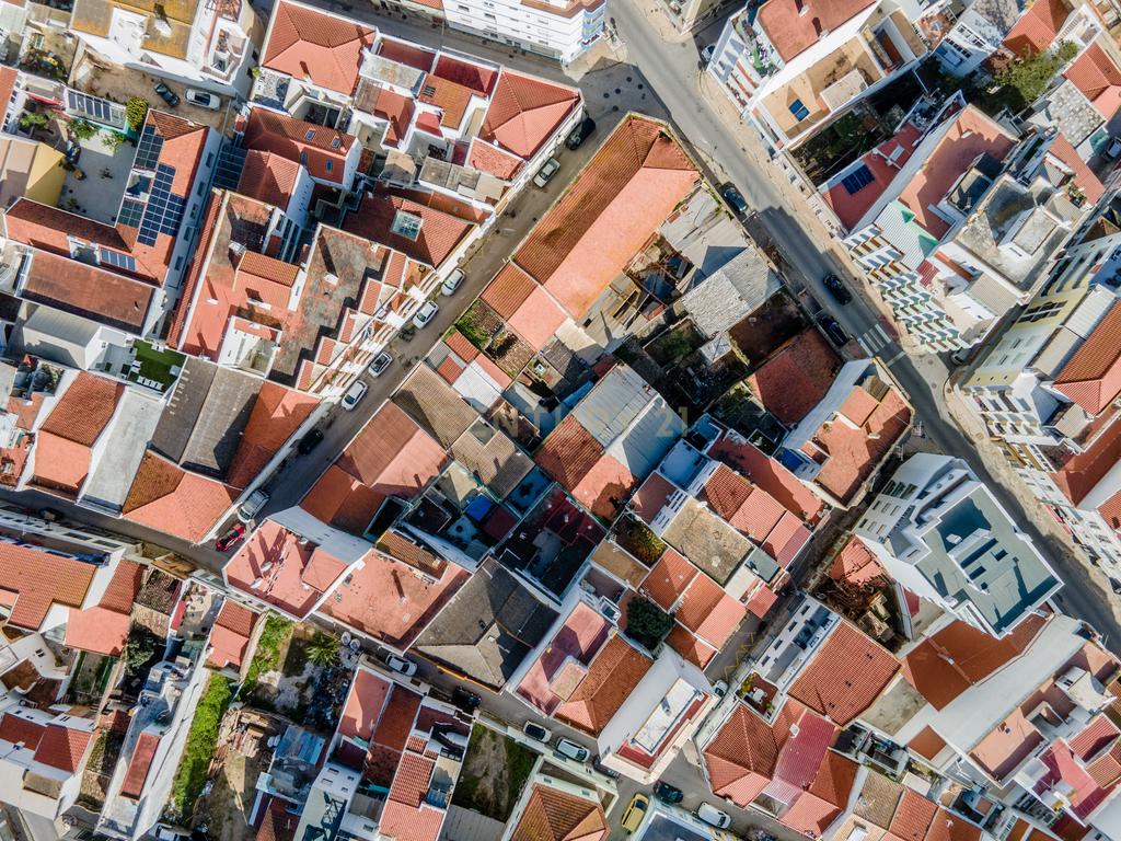 OPORTUNIDADE DE INVESTIMENTO - Edifício térreo 323m2 para recuperação no Centro Portimão - Image 27