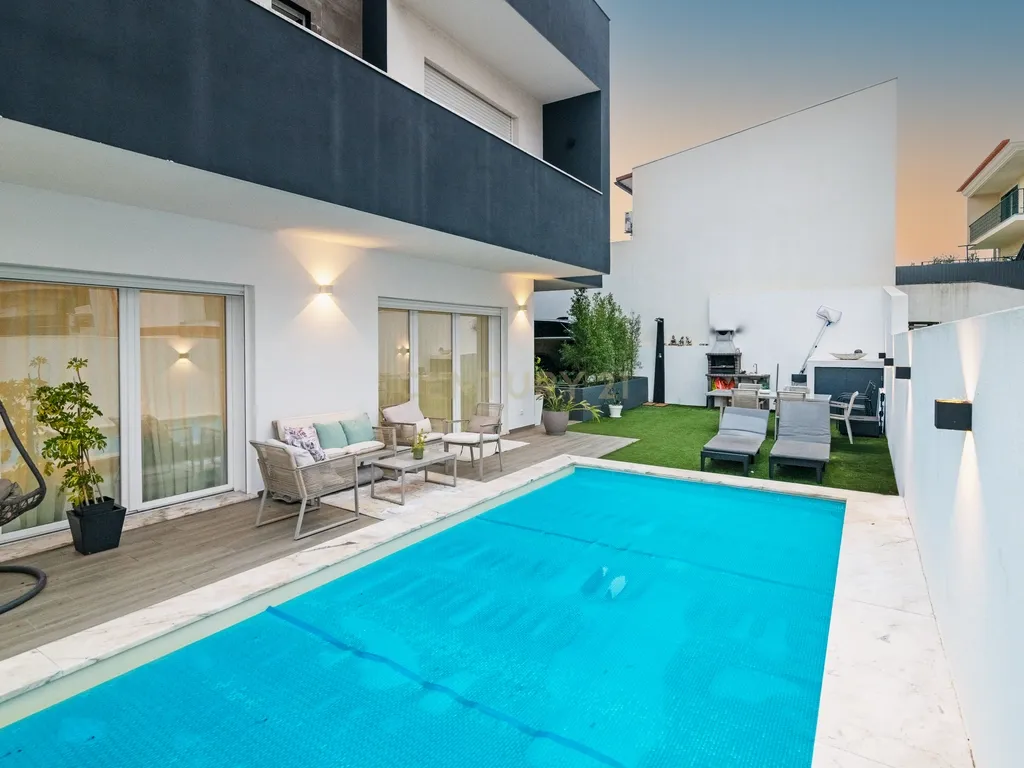 Moderna Moradia T3 em Caneças com Piscina - Image 45