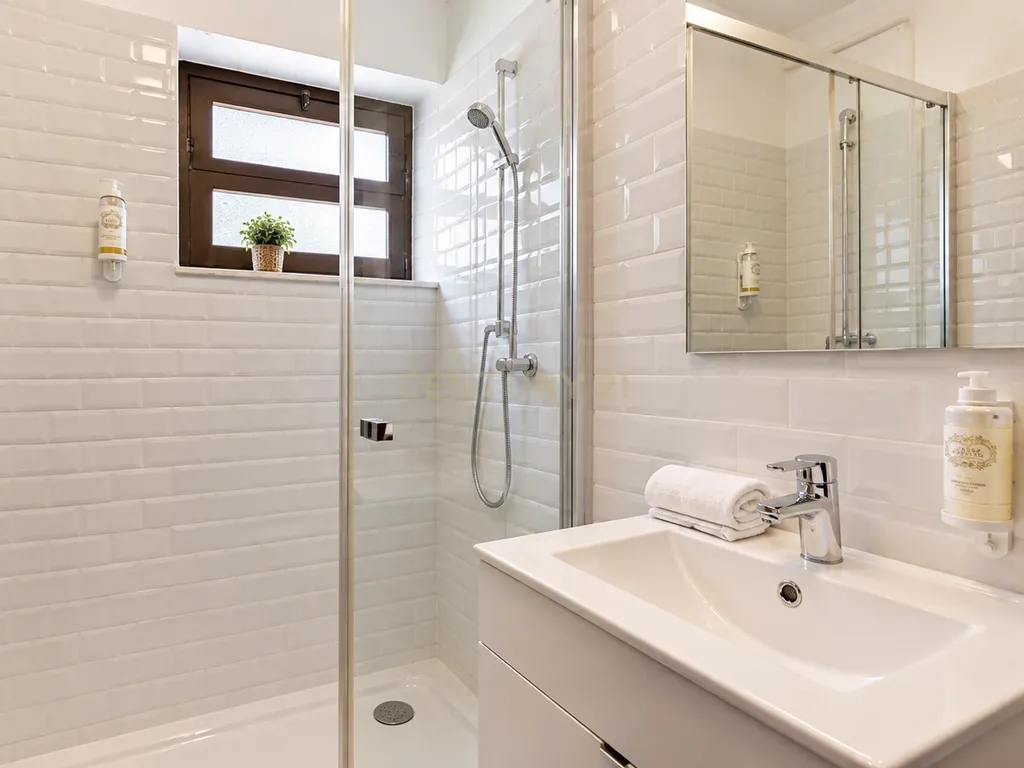 Moradia Isolada T6 com Vista Mar e Amplo Espaço Exterior – Sesimbra - Image 10