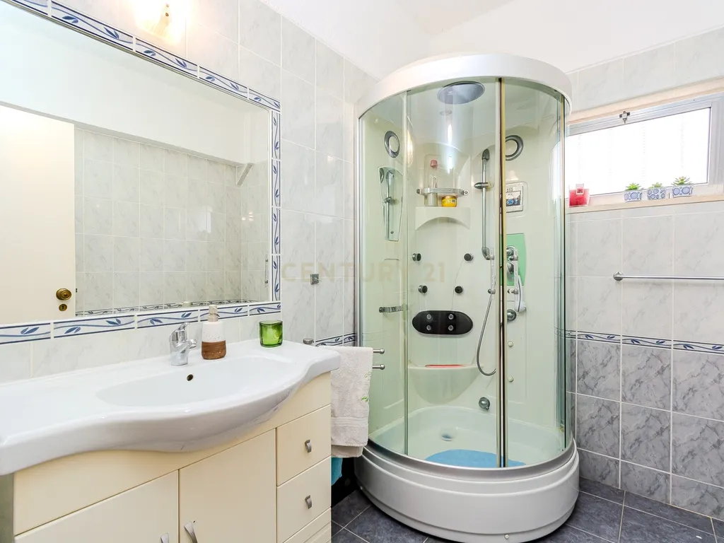 Apartamento T1+2 com Terraço Amplo em Albufeira - Image 30