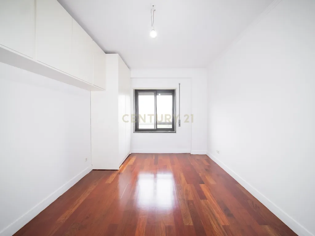 Apartamento T3 em Odivelas com Garagem e Elevador - Image 42