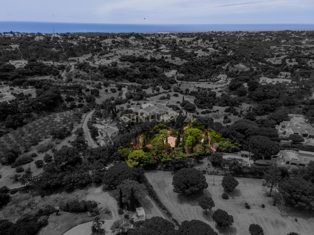 Moradia inserida em terreno com 3.560m2 a 5 minutos das Praias da Marinha, Benagil e Albandeira - Image 2