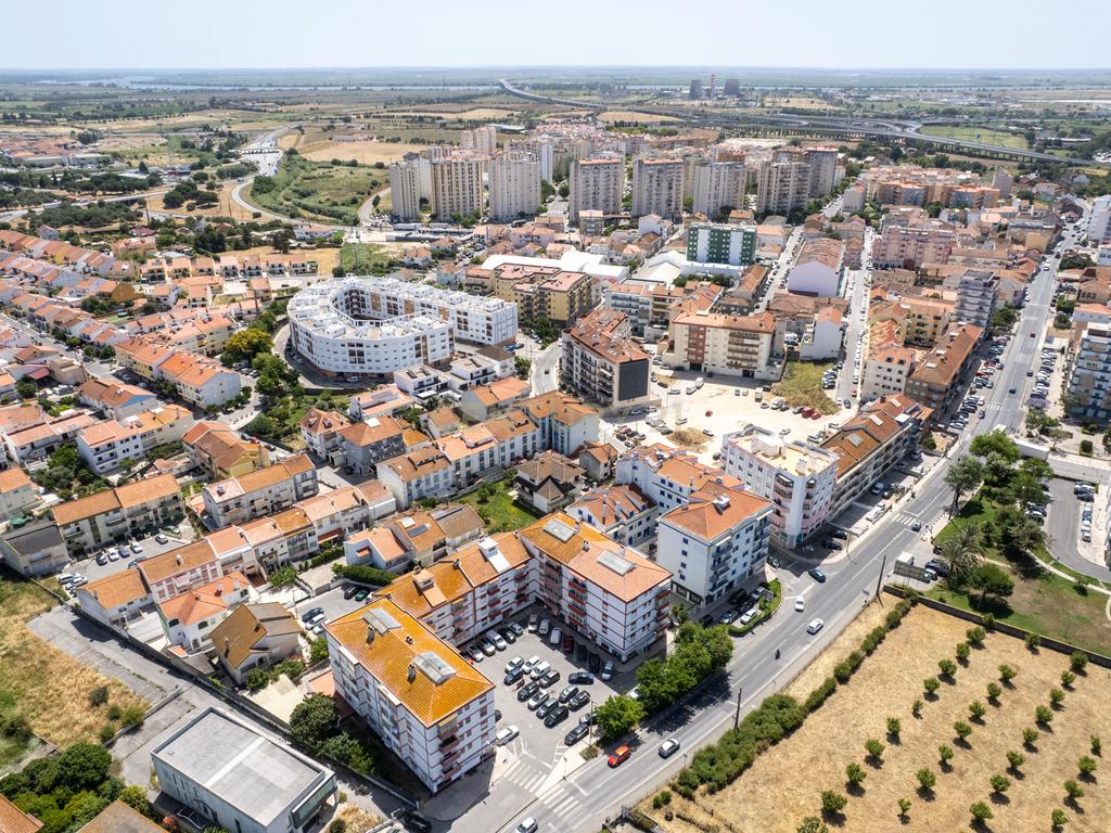 Excelente Moradia T7 no Carregado Inserida num generoso lote de 1.060m². - Image 22