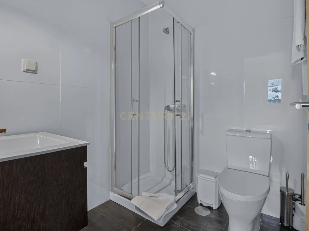 Investimento Raro no Gerês – Propriedade com 3 Apartamentos Independentes e Vista Deslumbrante para a Albufeira da Caniçada - Image 11